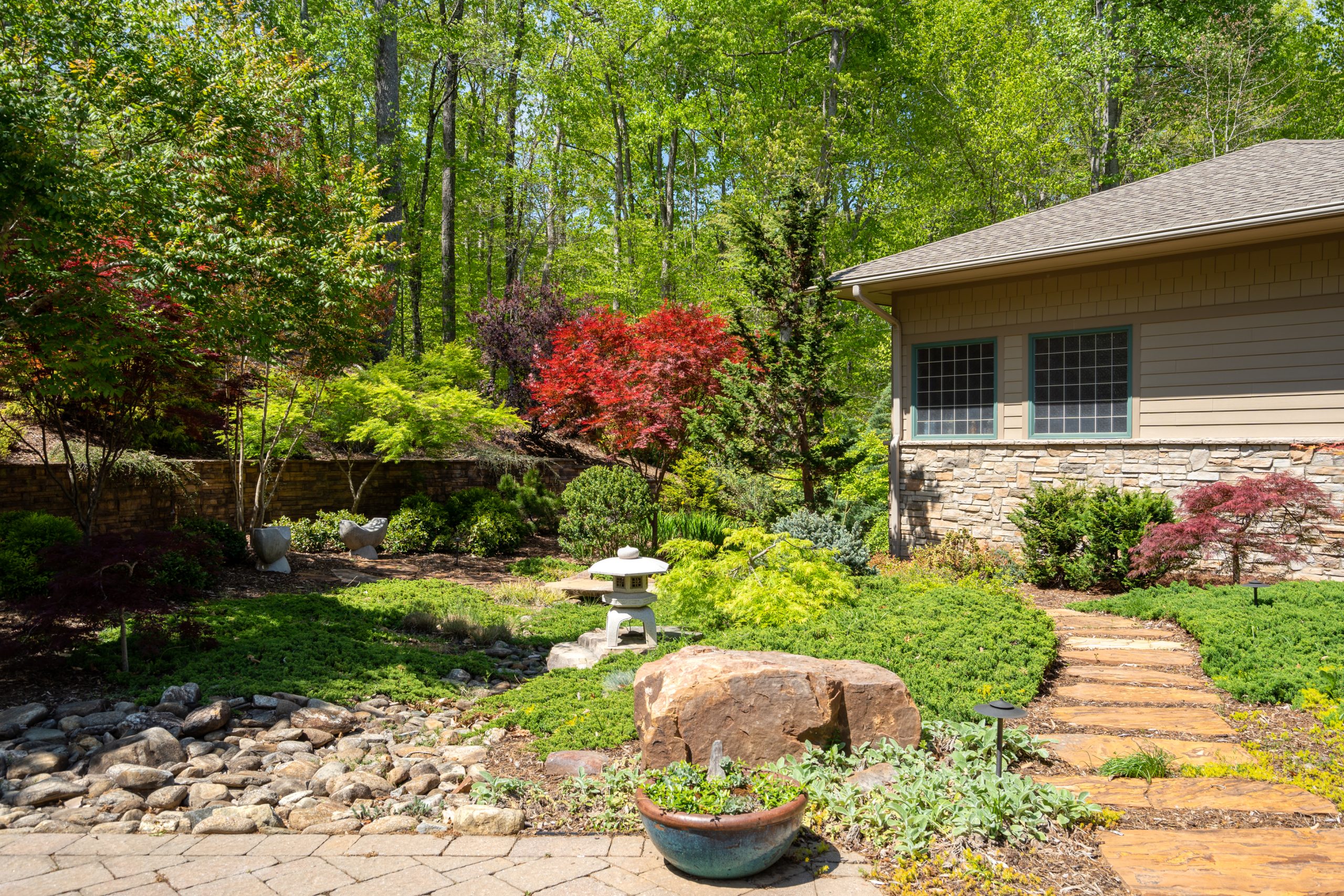 5-Side Retreat with Slate Walkway